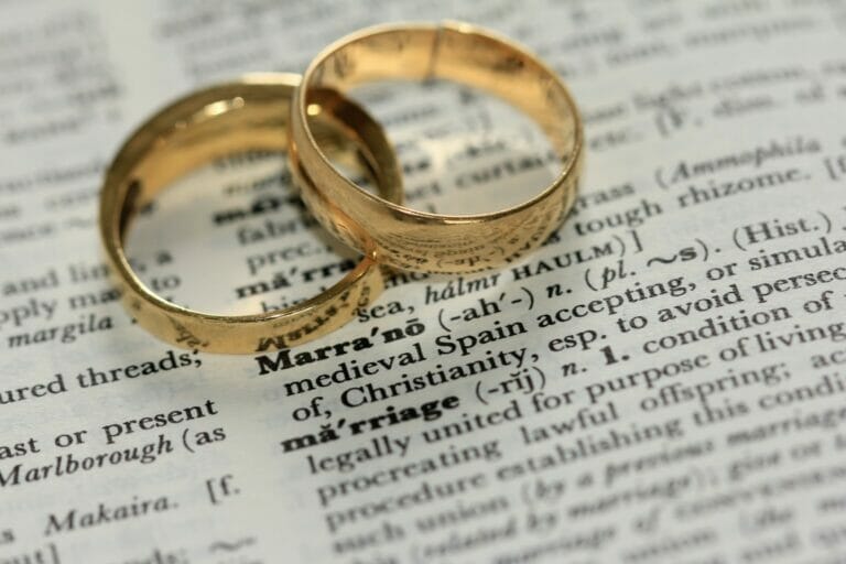 Este artículo habla sobre los impuestos y la solicitud de residencia por matrimonio. La imagen es acorde.