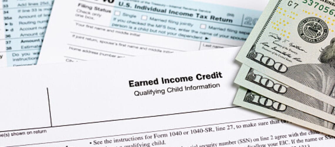 Nota sobre el crédito tributario por ingreso del trabajo para inmigrantes. Puede un inmigrante EITC. Foto acorde